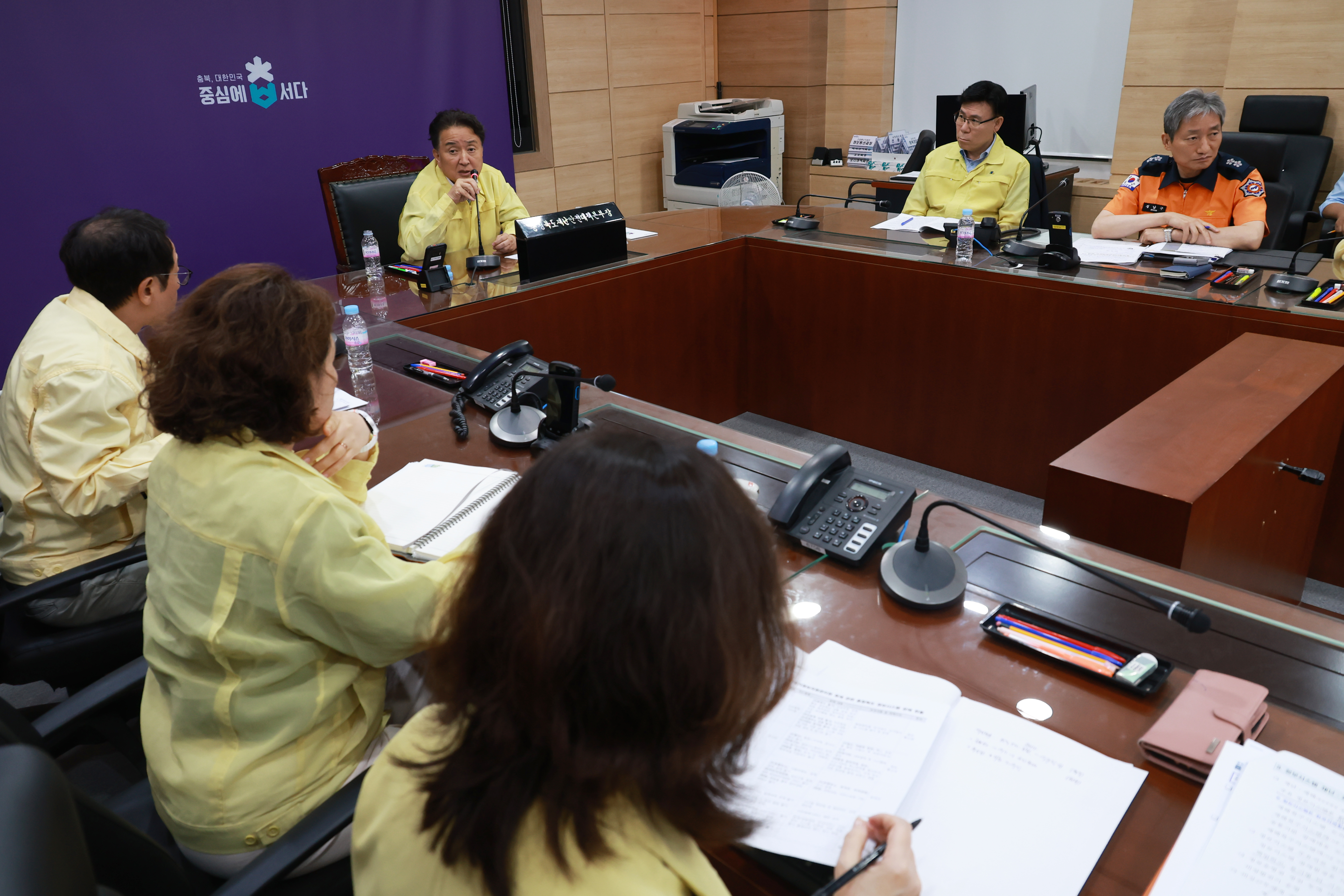 Governor Kim Young-hwan Presides Over City and County Leaders' Meeting Regarding the National Data Center Fire image
